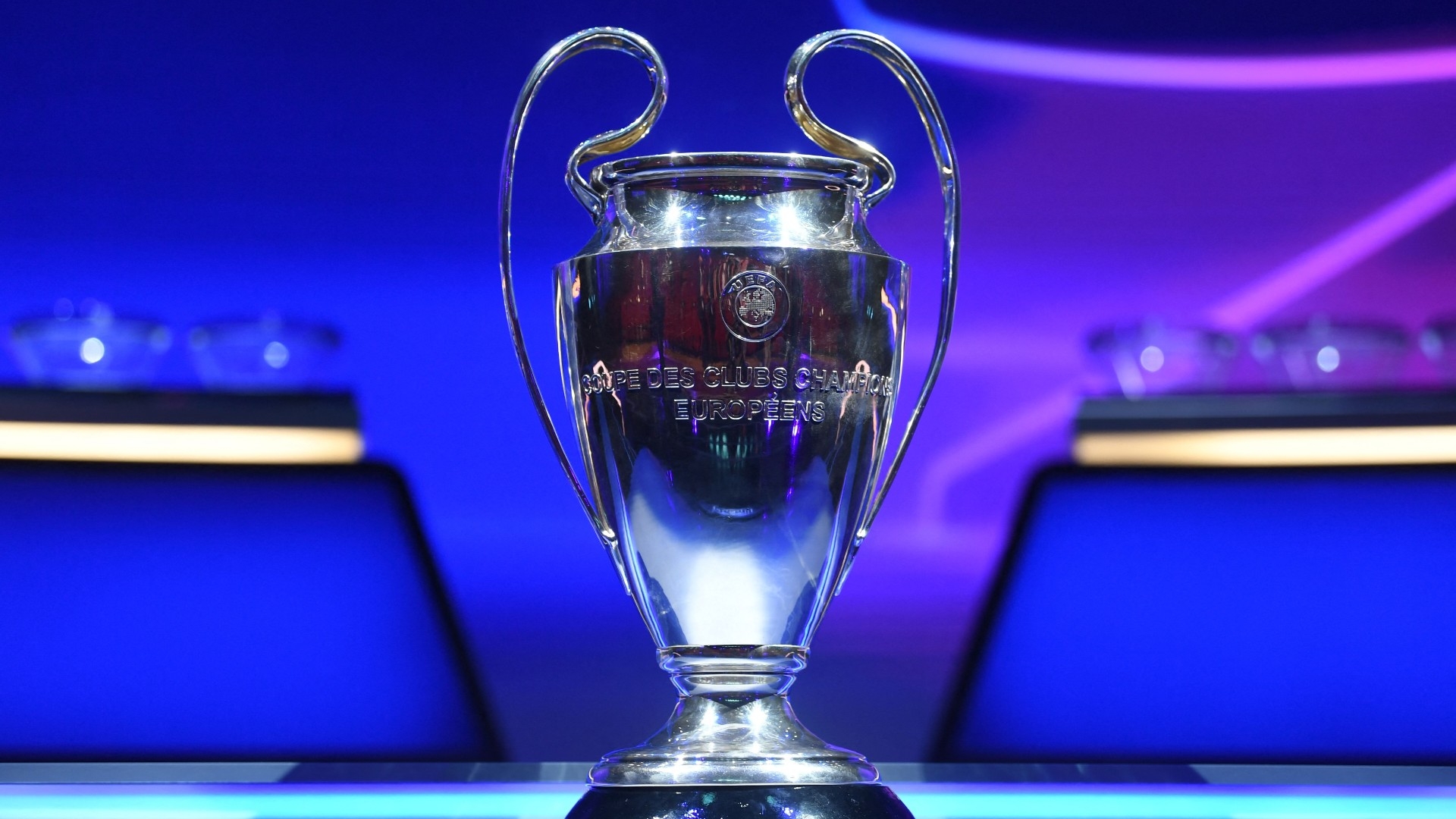 Na segunda-feira, a UEFA sorteia os jogos das oitavas de final da Champions  League, com transmissão do SBT, mas pela internet, a partir das 15 para as  8 da manhã