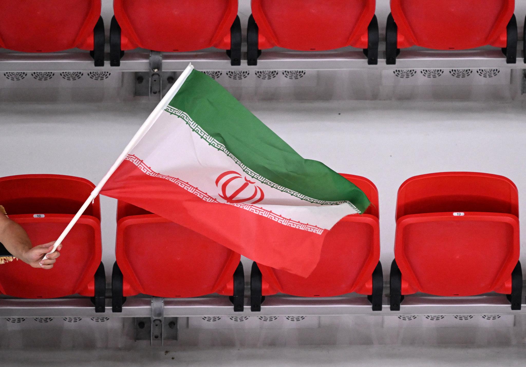 Mehran Samak saiu para celebrar a derrota do Irão no Mundial. Foi