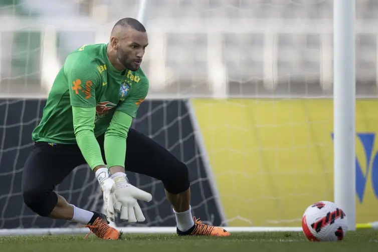 Ederson é um dos 3 finalistas ao prêmio de melhor goleiro da Fifa 2023